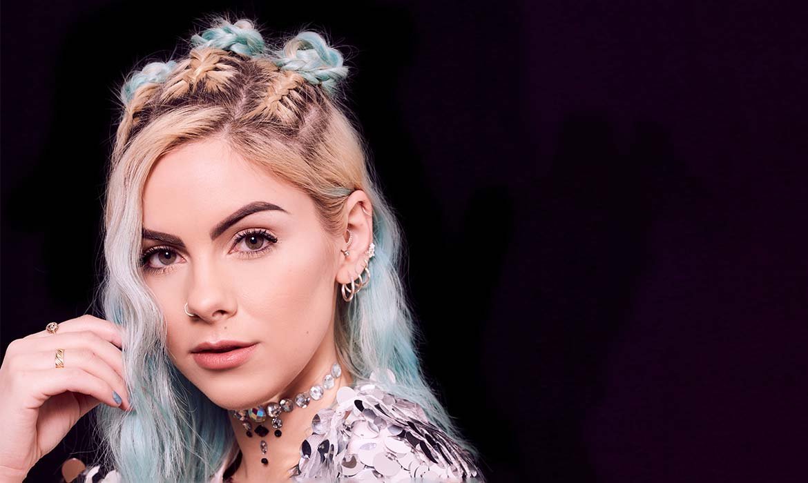 Un semi top knot es un peinado para boda actual a más no poder y, depende de cómo lo trabajes, también puede ser superelegante y sofisticado. Un toque de Laca Elnett al final y lo dejarás clavado y de 10.
